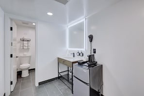 Phòng đơn Tiêu chuẩn, 1 giường cỡ king, không hút thuốc | Phòng tắm | Buồng tắm vòi sen, đồ dùng nhà tắm miễn phí, máy sấy tóc, khăn tắm
