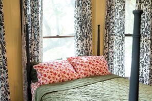 Tabla de planchar con plancha, wifi gratis y ropa de cama
