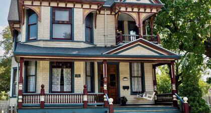 Victorian Charm~Walk to downtown~Visit nearby wineries and farm stands this fall