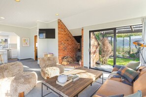 تلفزيون، مدفأة، ستيريو