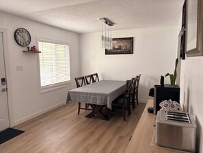 Dining - Spacious and Cozy Bunglow with 4 Bedrooms-Sweet Home with Free Parkings (Regina)