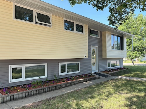 Spacious and Cozy Bunglow with 4 Bedrooms-Sweet Home with Free Parkings