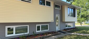 Spacious and Cozy Bunglow with 4 Bedrooms-Sweet Home with Free Parkings