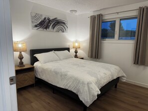 4 bedrooms, iron/ironing board, travel cot, WiFi - Spacious and Cozy Bunglow with 4 Bedrooms-Sweet Home with Free Parkings (Regina)