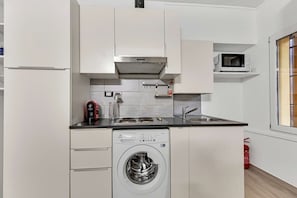 Jääkaappi, liesi, keittoastiat/astiat/ruokailuvälineet