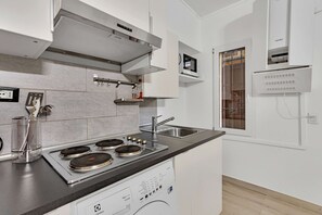 Fridge, cookware/dishes/utensils
