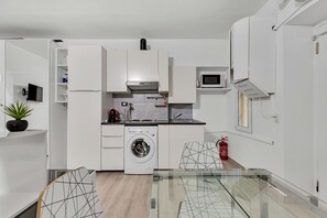 Fridge, cookware/dishes/utensils