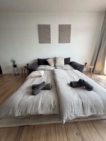 1 bedroom, WiFi, bed sheets. Modern 1-room apartment with feel-good character