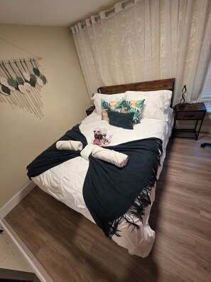 2 bedrooms, iron/ironing board, WiFi, bed sheets