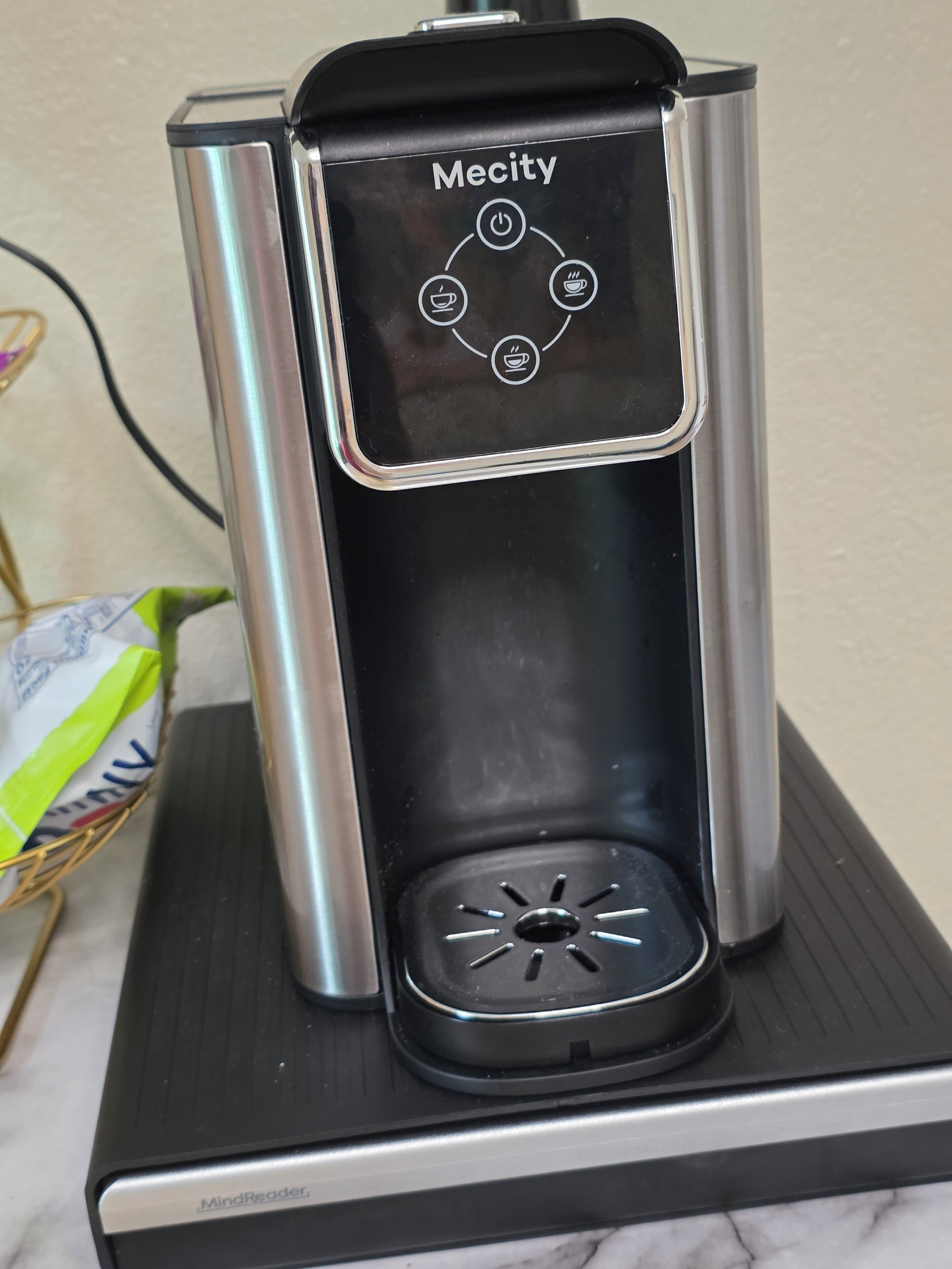Une machine à café dotée d’un panneau de commande portant l’inscription « Mecity » et d’une fonction appelée « MindReader ».