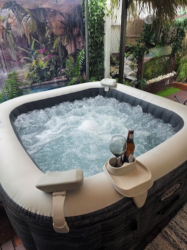 Romantic home, with jacuzzi, 10 minutes from Clearwater Beach 