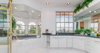 Spacious house walking distance to the beach