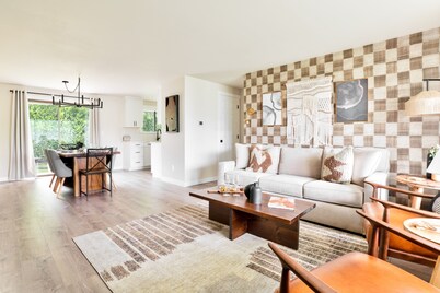 Gas Fire Pit/Coffee Bar/Walk to Downtown/EV/Pets/AC