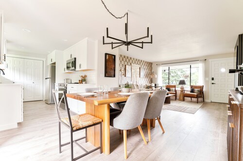 Gas Fire Pit/Coffee Bar/Walk to Downtown/EV/Pets/AC