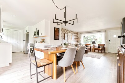 Gas Fire Pit/Coffee Bar/Walk to Downtown/EV/Pets/AC