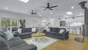 Una Smart TV, una chimenea