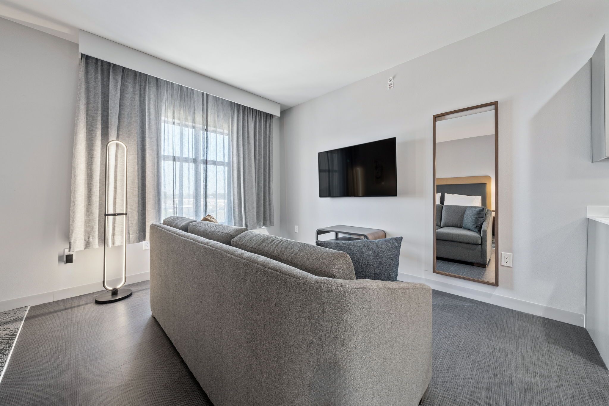 Skrifborð, vinnuaðstaða fyrir fartölvur, straujárn/strauborð