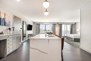 Een bureau, een laptopwerkplek, een strijkplank/strijkijzer, gratis wifi