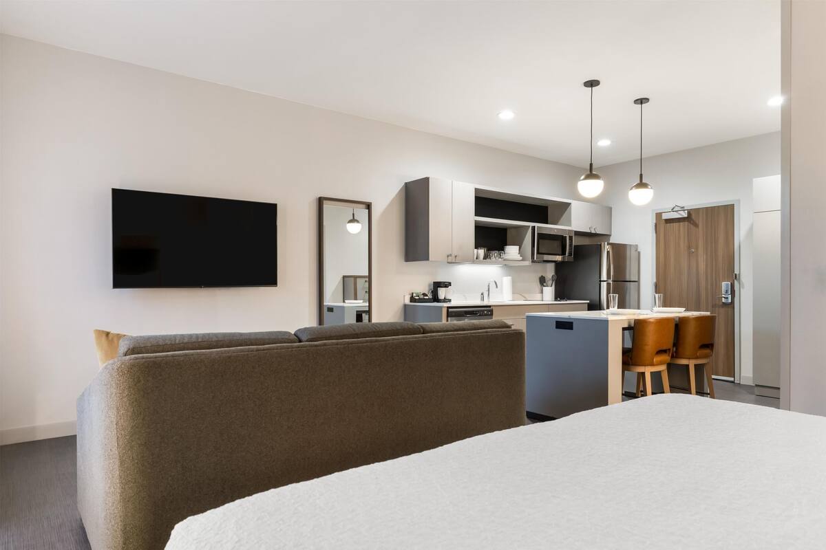 Smart TV 65 polegadas com canais digitais, serviços de streaming