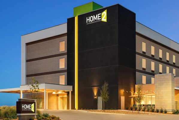 Un hôtel moderne, reconnaissable à son enseigne où l’on peut lire : « HOME 2 Suites by Hilton ».