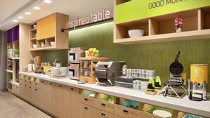 Un comptoir de petit-déjeuner avec une pancarte indiquant « table d’inspiration » et « BONJOUR ».