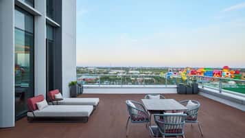 Deluxe kamer, 1 kingsize bed, terras | Een minibar, een bureau, verduisterende gordijnen