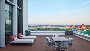 Minibar, desk, blackout curtains, iron/ironing board - Canopy By Hilton Shanghai Belfry Plaza (Shanghai)