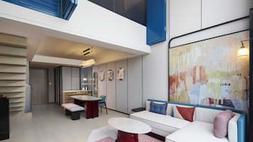 Suite, 1 kingsize-seng (Courtyard) | Minibar, skrivebord, blendingsgardiner og strykejern/-brett