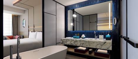 Haartrockner, Bademäntel, Hausschuhe, Handtücher