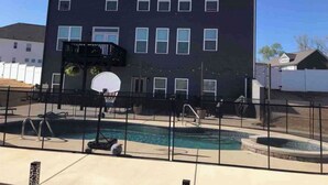 A two-story building with a pool and a basketball hoop. - Spacious 7bedroom house in McDonough with Pool, WiFi, fitness room, and theater (McDonough)