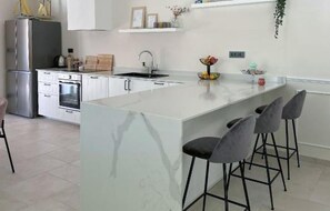 Réfrigérateur, four, lave-vaisselle, cafetière/bouilloire