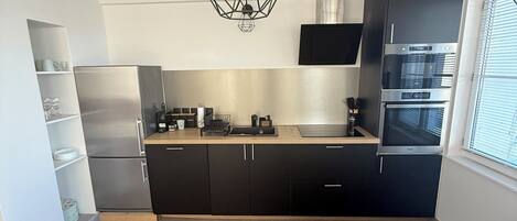 Geladeira, micro-ondas, fogão, cooktop