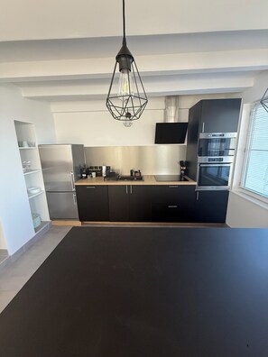 Kjøleskap, mikrobølgeovn, ovn og kokeplater