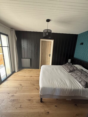4 bedrooms, in-room safe, iron/ironing board, travel cot