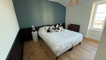 Iron/ironing board, travel cot, free WiFi