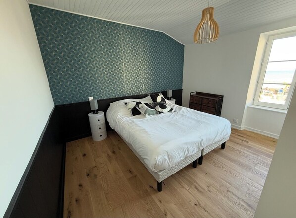 Iron/ironing board, travel cot, free WiFi