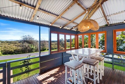 Wattlebird Cottage | Walk to the Beach