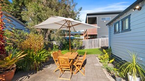 Outdoor dining - Wattlebird Cottage a gorgeous cottage near the ocean (Moruya Heads)