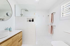 Een douche, handdoeken