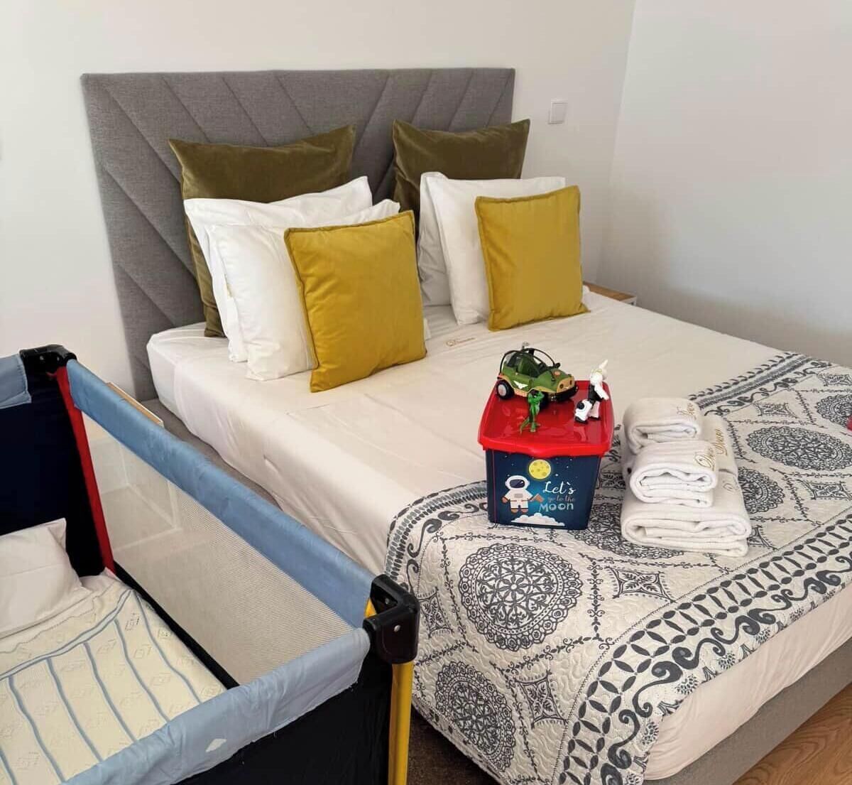 1 habitación, escritorio, tabla de planchar con plancha y cuna de viaje 