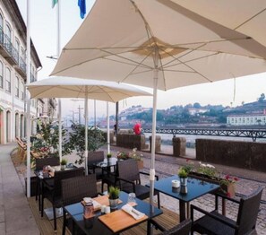 Outdoor dining - Luxury Romantic stay Douro river & sunset views  (Porto)