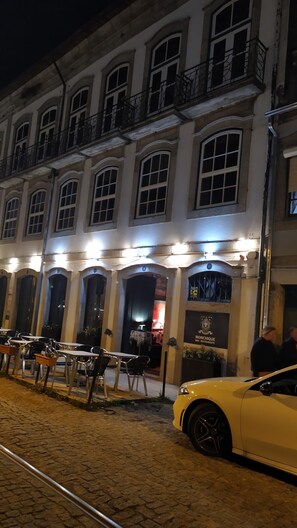 Outdoor dining - Douro river-views studio apartment (Porto)