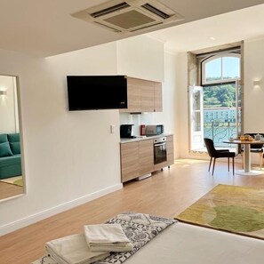 1 bedroom, desk, iron/ironing board, travel crib - Luxury Romantic stay Douro river & sunset views  (Porto)