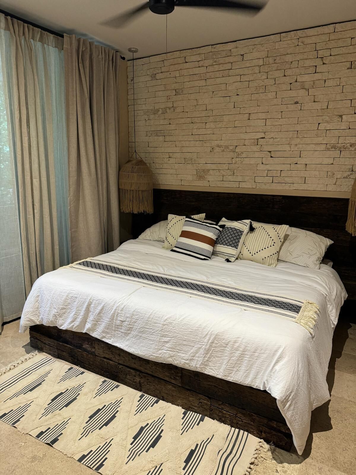 Grand Apartment | Iron/ironing board, free WiFi