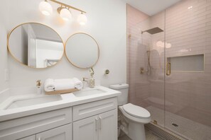 Shower, hair dryer, towels - Palacio Unit 3 (Port Isabel)