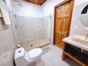 Deluxe szoba kétszemélyes ággyal | Fürdőszoba