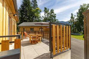 Outdoor dining - ARNICA - PUSSY LA LECHERE (PUSSY LA LECHERE)