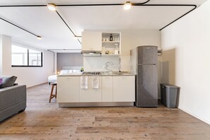 Mikrovågsugn, kaffe- och tebryggare, brödrost och grytor/köksredskap