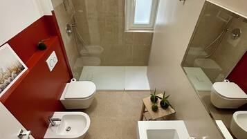 Comfort-Doppelzimmer, Blick auf den Innenhof | Badezimmer