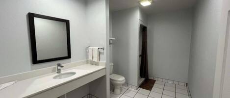 Combined shower/tub, towels